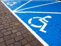 Czy miejsca parkingowe dla niepełnosprawnych są płatne? Zaskakujące zasady!