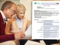 Starsze małżeństwo przegląda dokument ZUS "Wniosek o emeryturę".