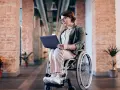 Czy wózek inwalidzki jest refundowany? Sprawdź, jak uzyskać pomoc finansową