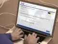 Laptop z otwartą stroną NFZ do wyszukiwania skierowań na leczenie uzdrowiskowe.