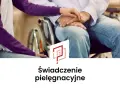 Dłoń młodej osoby na dłoni starszej osoby siedzącej na wózku inwalidzkim.