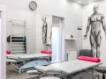Gabinet rehabilitacyjny z łóżkami, drabinką i aparaturą do magnetoterapii. Dowiedz się, co to magnetoterapia i jak może pomóc w leczeniu.