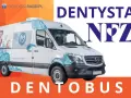 Biały dentobus z grafikami dzieci i zębów, tekst "DENTOBUS NFZ".