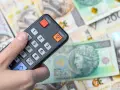 Pilot w dłoni, na tle polskich banknotów. Czy to symbol zwolnienia z abonamentu RTV i oszczędności?