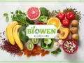 Kompozycja świeżych owoców i warzyw, w tym bananów, pomarańczy, pomidorów, ziemniaków i fasoli.