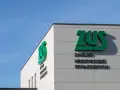 Budynek ZUS z zielonym logo. Tu dowiesz się, jak sprawdzić OFE zmarłego.
