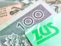 ZUS wspiera chorych na raka. Na zdjęciu polskie banknoty i zielona karta ZUS.