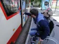 Czy wózek inwalidzki jest pojazdem? Poznaj ważne przepisy i prawa
