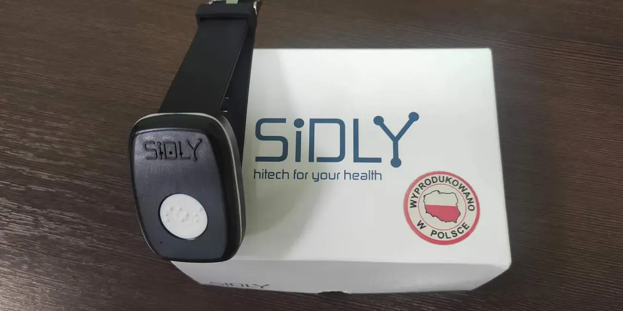 Opaska dla seniora NFZ marki SiDLY, polski produkt "hitech for your health".