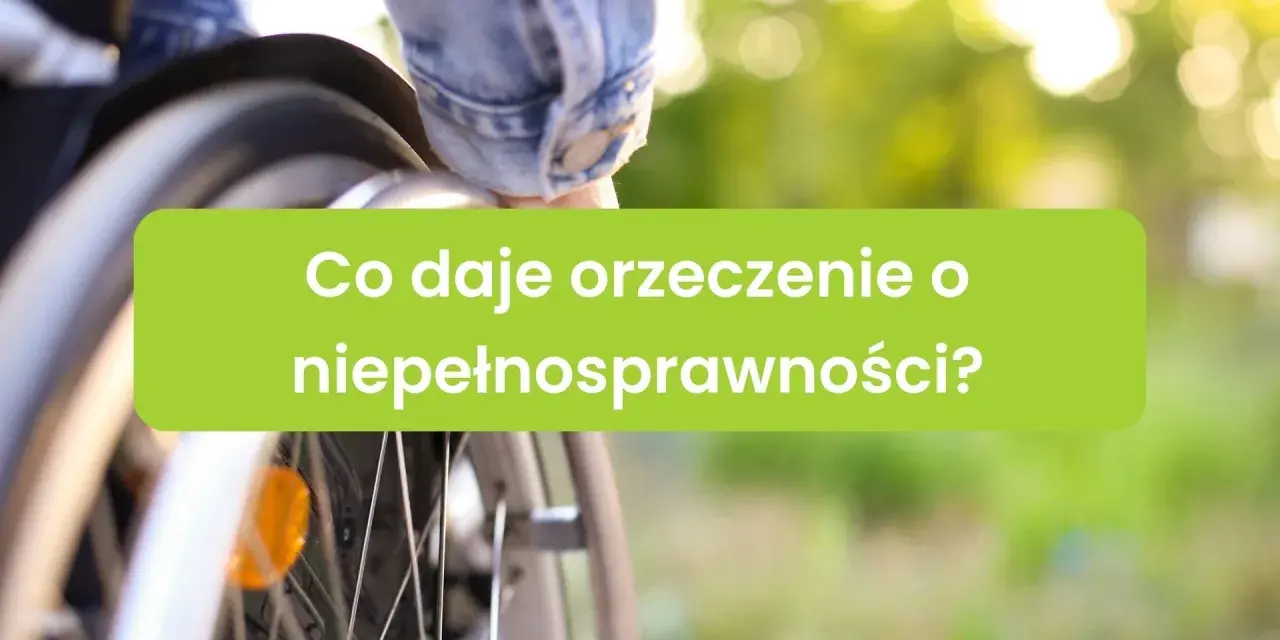 Fragment wózka inwalidzkiego i zielony prostokąt z tekstem "Co daje orzeczenie o niepełnosprawności?".