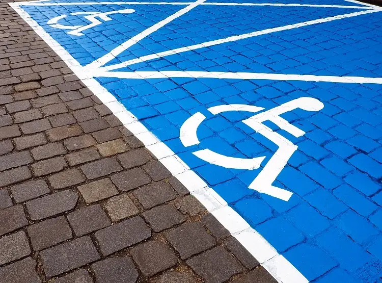 Czy miejsca parkingowe dla niepełnosprawnych są płatne? Zaskakujące zasady!