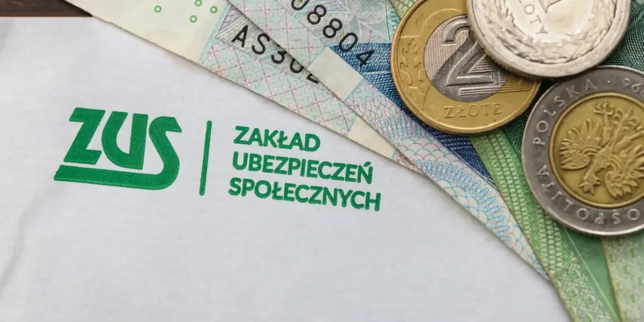Logo ZUS i polskie banknoty oraz monety.