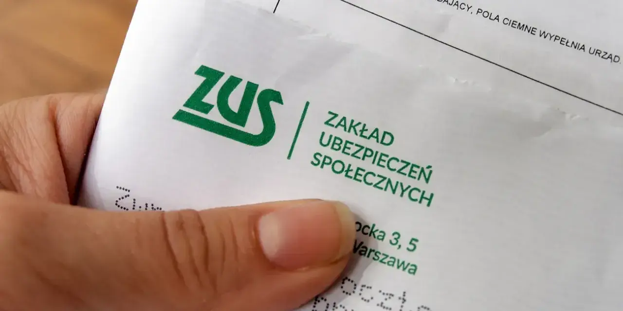 Dłoń trzyma dokument z logo ZUS i napisem "Zakład Ubezpieczeń Społecznych".