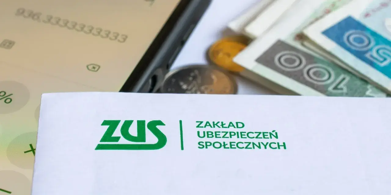 ZUS, pieniądze, monety i kalkulator na ekranie telefonu.