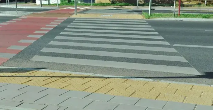 Pasy ostrzegawcze dla niewidomych: Jak poprawić bezpieczeństwo w przestrzeni publicznej
