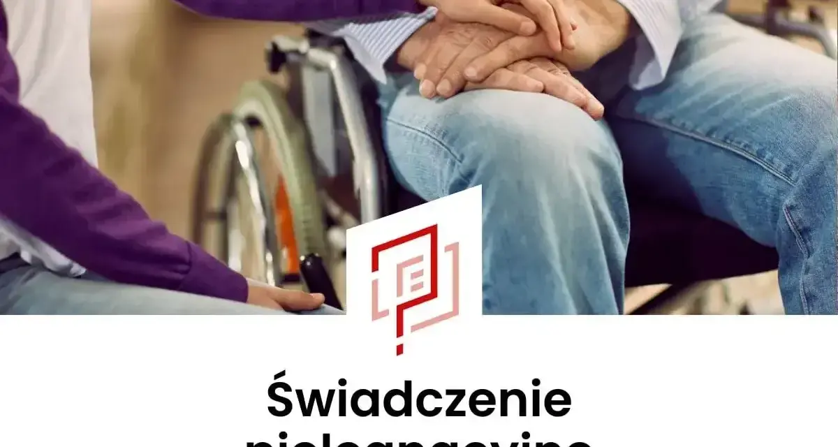 Dłoń młodej osoby na dłoni starszej osoby siedzącej na wózku inwalidzkim.