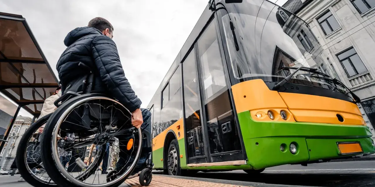 Czy opiekun osoby niepełnosprawnej płaci za bilet autobusowy? Sprawdź zasady