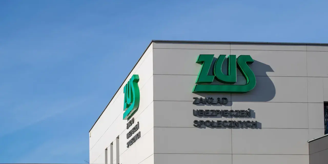 Budynek ZUS z zielonym logo. Tu dowiesz się, jak sprawdzić OFE zmarłego.
