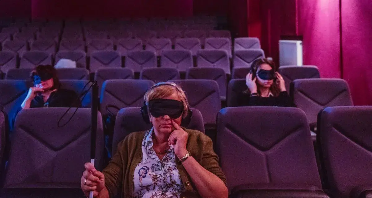 Filmy z audiodeskrypcją dla niewidomych - najlepsze platformy i tytuły