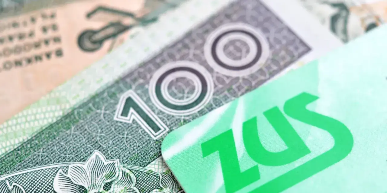 ZUS wspiera chorych na raka. Na zdjęciu polskie banknoty i zielona karta ZUS.