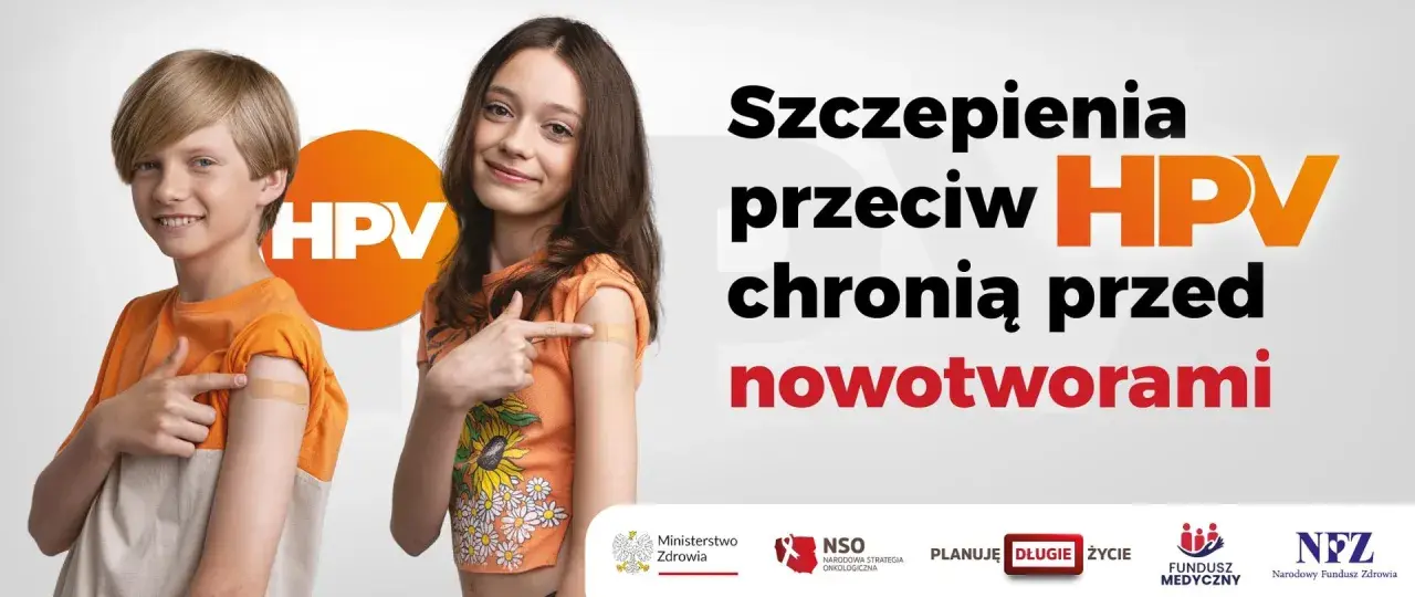 Dwoje dzieci z plastrami po szczepieniu HPV.