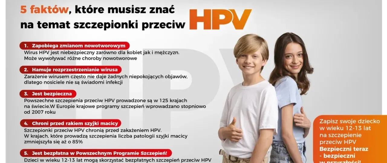 Uśmiechnięci nastolatkowie, chłopiec i dziewczynka, na tle informacji o szczepionce HPV.
