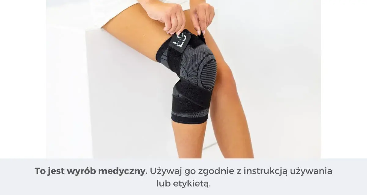 Kobieta zakłada czarną ortezę na kolano z szarymi wstawkami.