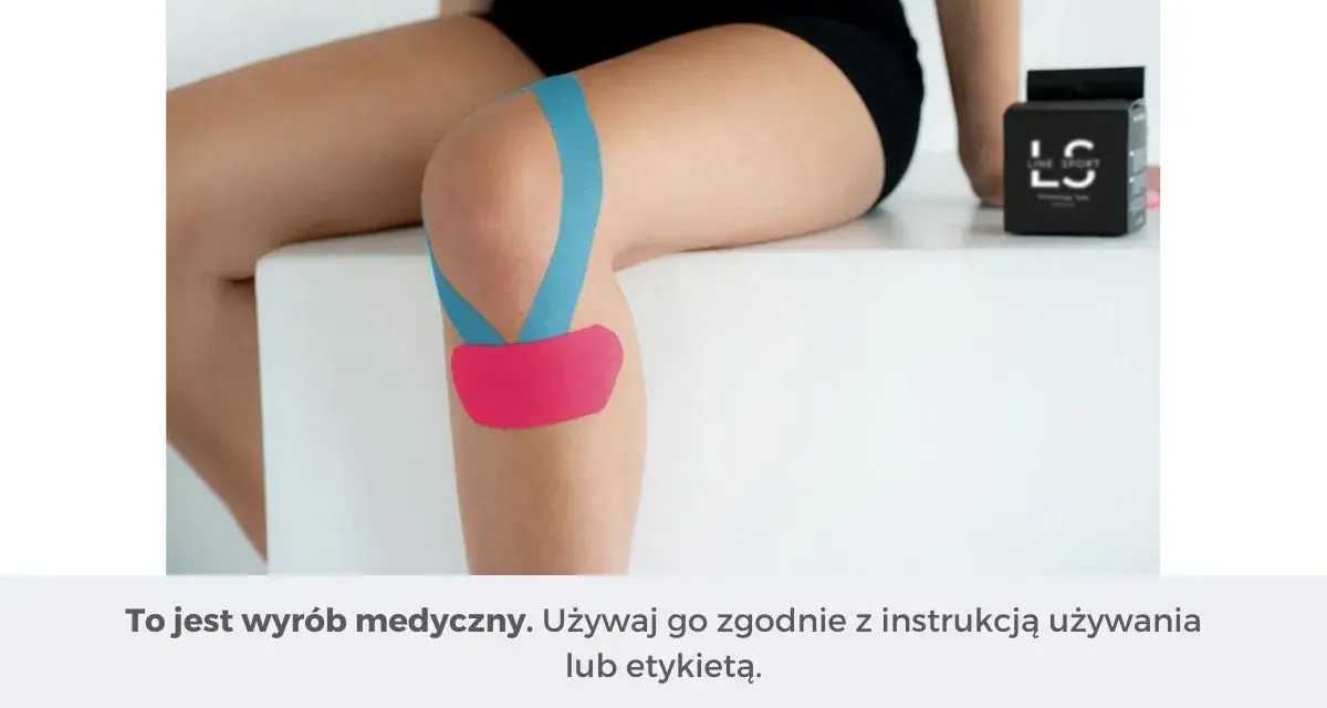 Kolano z naklejonymi plastrami kinesiotapingowymi w kolorze niebieskim i różowym.