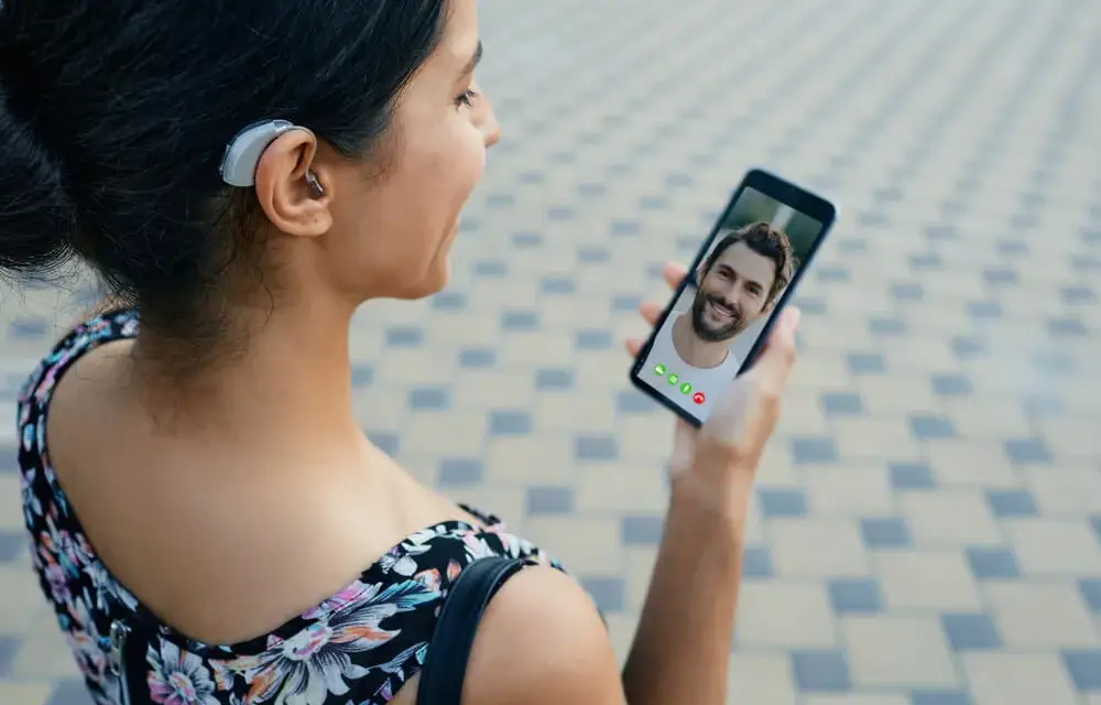 Telefony dla niesłyszących – najlepsze modele, które ułatwiają komunikację