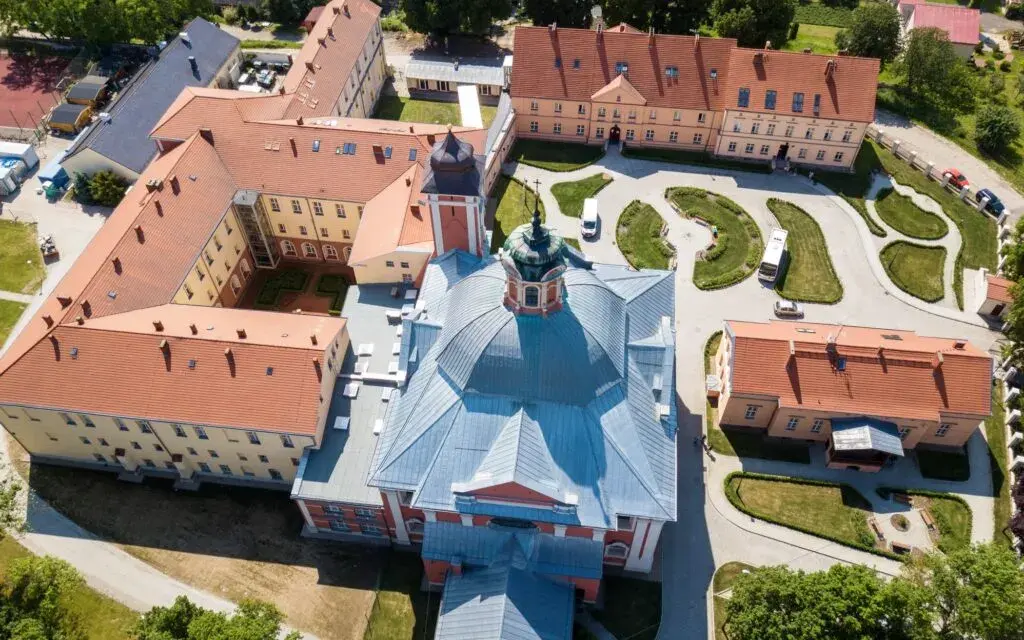 Wieś ze szkołą dla niewidomych: Owińska i Laski w jednym miejscu