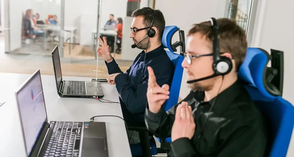 Tłumacz dla niesłyszących – jak uzyskać wsparcie online bez stresu