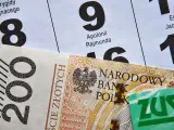 200 zł i zielona karta ZUS na tle kalendarza z datami. Może to być numer świadczenia ZUS.