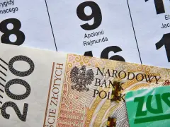 200 zł i zielona karta ZUS na tle kalendarza z datami. Może to być numer świadczenia ZUS.