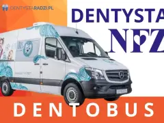 Biały dentobus z grafikami dzieci i zębów, tekst "DENTOBUS NFZ".