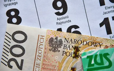 200 zł i zielona karta ZUS na tle kalendarza z datami. Może to być numer świadczenia ZUS.