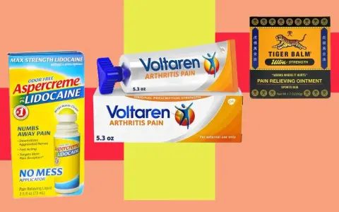 Maść na wodę w kolanie: Aspercreme Lidocaine, Voltaren i Tiger Balm to środki łagodzące ból.