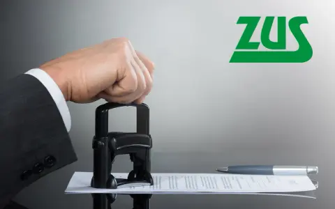 Dłoń w garniturze przyciska pieczątkę do dokumentu. Logo ZUS. Temat: sprzeciw wobec orzeczenia lekarza orzecznika ZUS - forum.