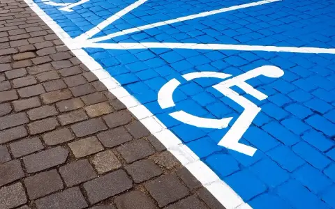Czy miejsca parkingowe dla niepełnosprawnych są płatne? Zaskakujące zasady!