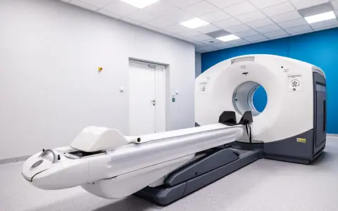 Nowoczesny aparat PET-CT w gabinecie diagnostycznym. Sprawdź, jaka jest badanie PET cena i umów się na wizytę.