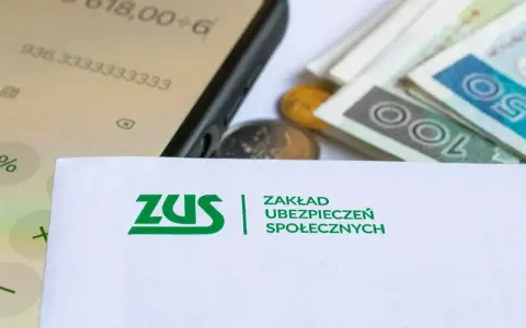 ZUS, pieniądze, monety i kalkulator na ekranie telefonu.