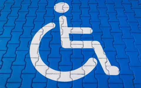 Czy opiekun osoby niepełnosprawnej może korzystać z karty parkingowej?