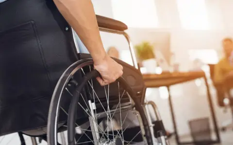 Ile kosztuje wypożyczenie wózka inwalidzkiego? Ceny i ukryte opłaty