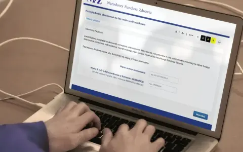 Laptop z otwartą stroną NFZ do wyszukiwania skierowań na leczenie uzdrowiskowe.