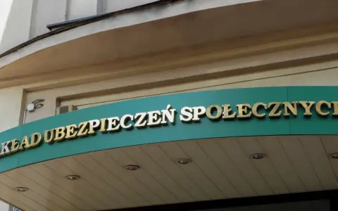 Złoty napis "ZAKŁAD UBEZPIECZEŃ SPOŁECZNYCH" na zielonym tle.