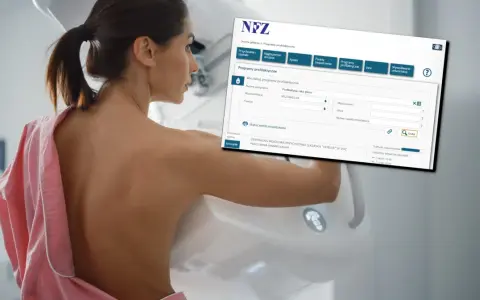 Kobieta w różowym szlafroku przed aparatem do mammografii, na ekranie widoczny formularz NFZ.