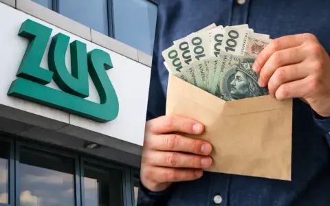 Logo ZUS i ręce trzymające kopertę z polskimi banknotami 100 zł.