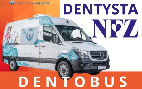 Biały dentobus z grafikami dzieci i zębów, tekst "DENTOBUS NFZ".