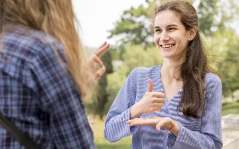 Niesłyszący i niedosłyszący: jakie są kluczowe różnice i wsparcie?