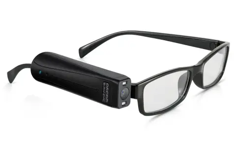 Czarna kamera przymocowana do okularów z przezroczystymi soczewkami.