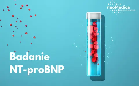 Probówka z czerwonymi próbkami i tekst "Badanie NT-proBNP" na niebieskim tle.